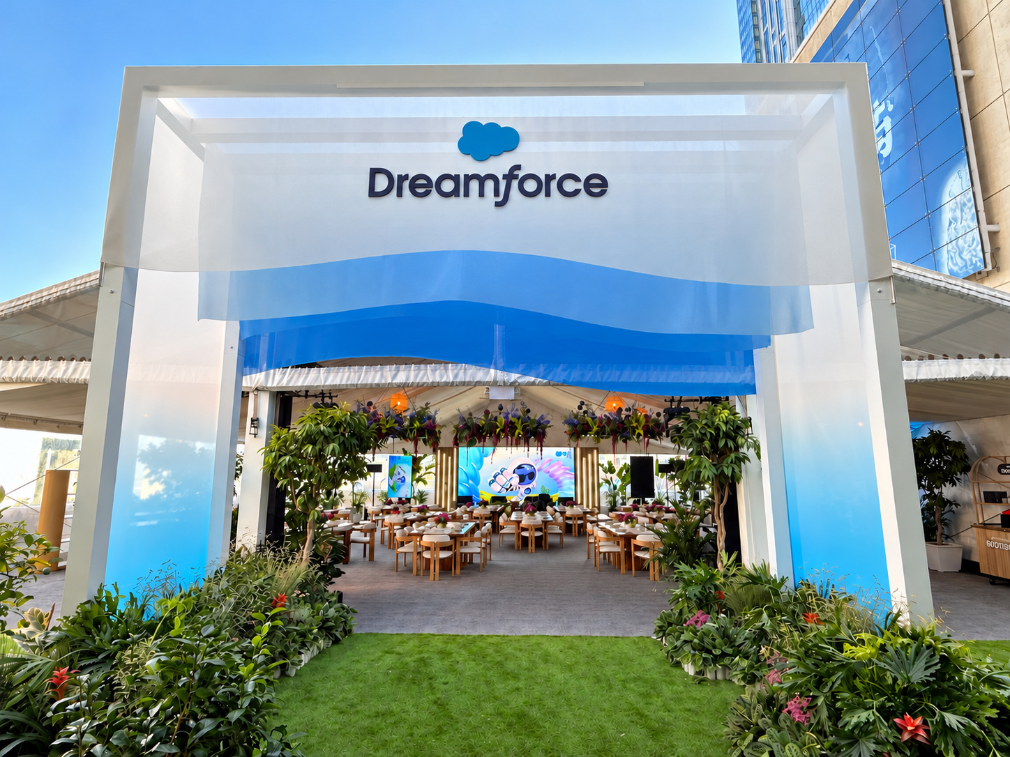 Dreamforce_Entrance_Front